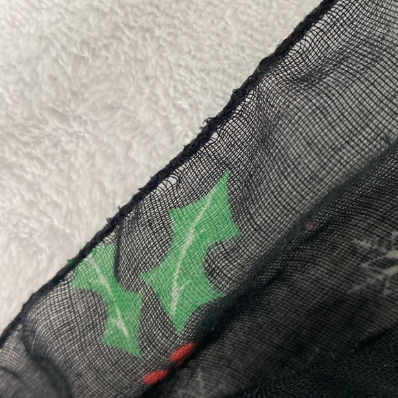 Black mistletoe and snowflakes sheer scarf - Picture 16 of 17